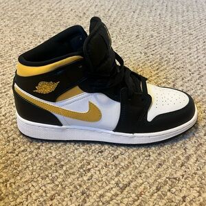 Air Jordan 1 Mid Big Kids' Shoes